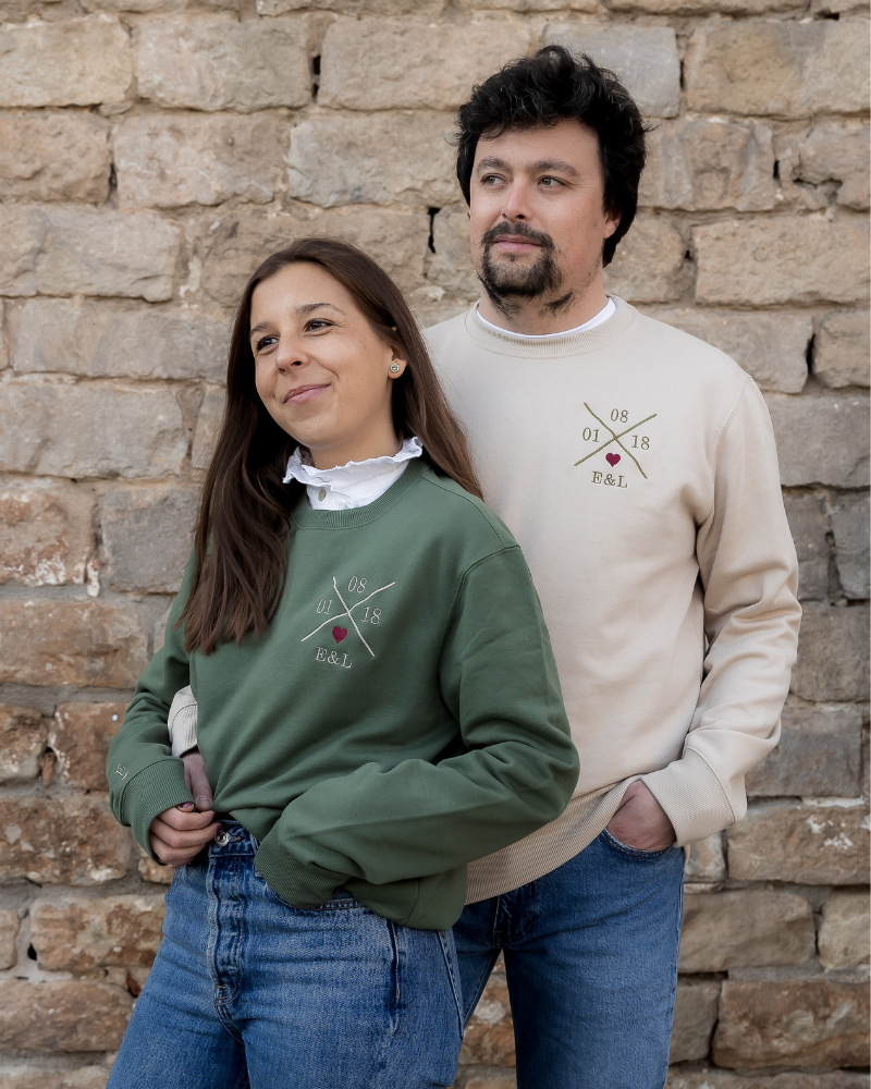 Modelos vistiendo sudadera verde caqui y beige unisex, vista frontal personalizada y corazón granate bordado en pecho izquierdo