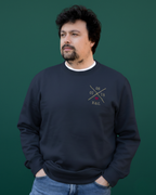 Modelo vistiendo sudadera azul marino unisex, vista frontal, X personalizada y corazón granate bordado en pecho izquierdo