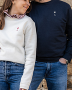 Dos sudaderas personalizadas con inicial y corazón bordado, pack regalo para pareja