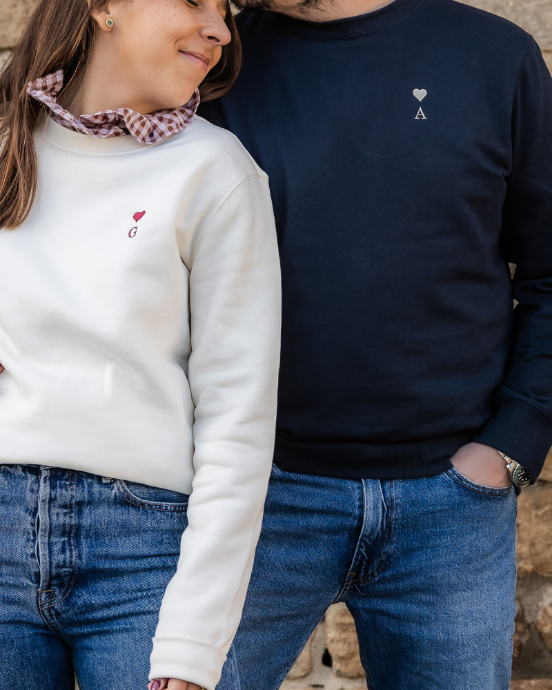 Dos sudaderas personalizadas con inicial y corazón bordado, pack regalo para pareja