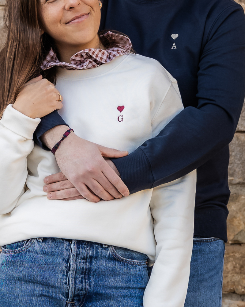 Dos sudaderas personalizadas con inicial y corazón bordado, pack regalo para pareja