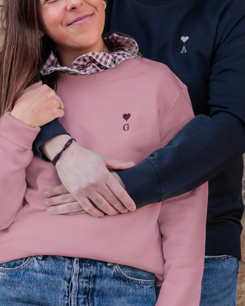 Dos sudaderas personalizadas con inicial y corazón bordado, pack regalo para pareja