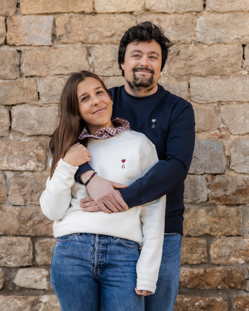 Dos sudaderas personalizadas con inicial y corazón bordado, pack regalo para pareja