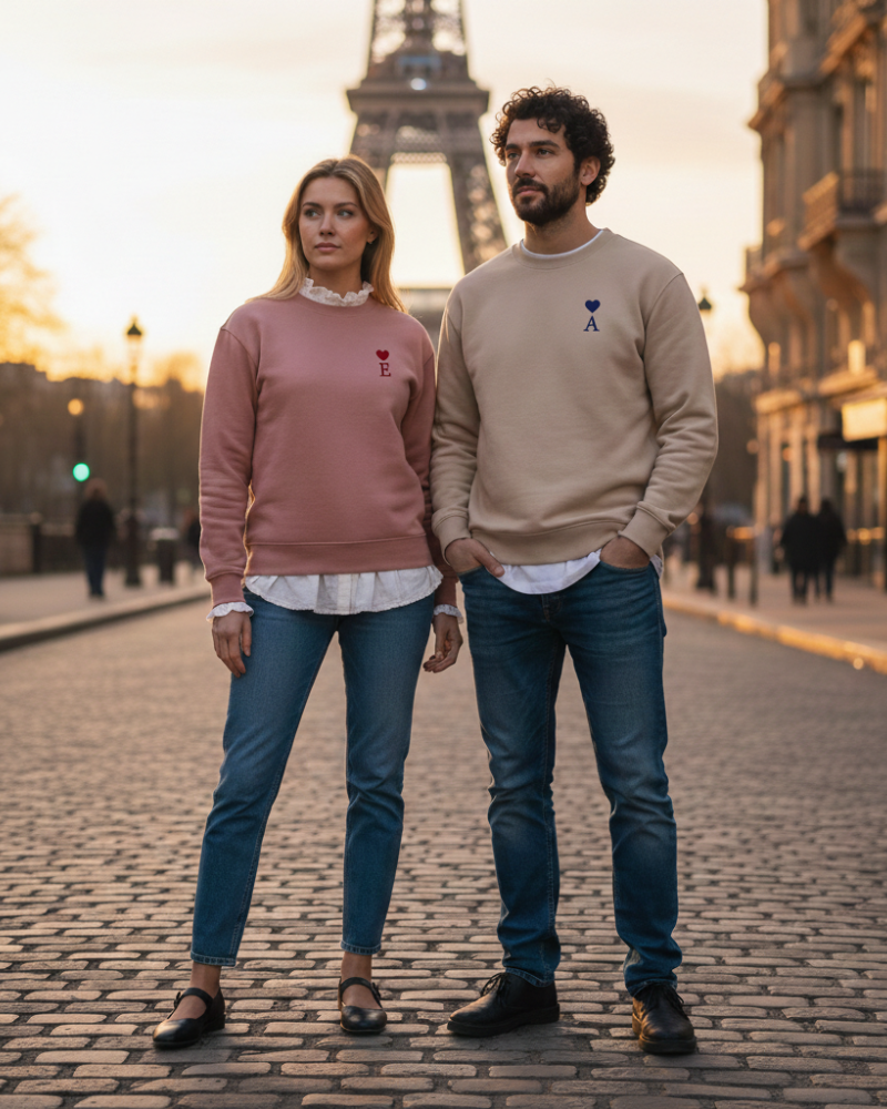 Pack sudaderas personalizadas con inicial y corazón bordado llevadas por modelos en look casual