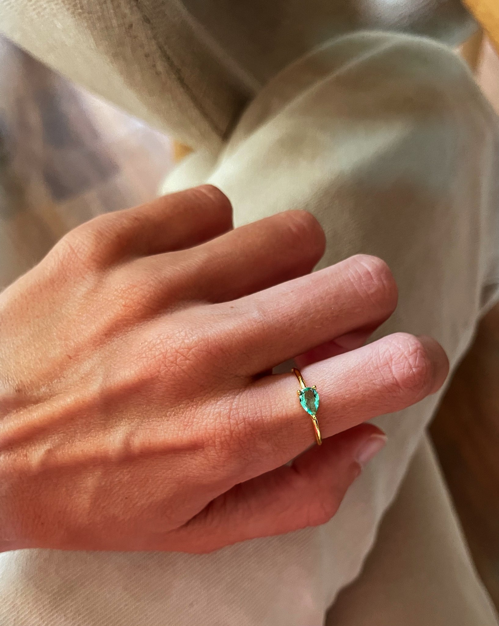 Anillo solitario verde turmalina