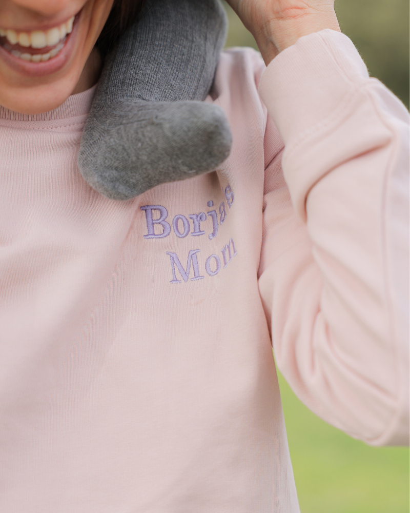 sudadera rosa palo bordada con texto Borja's mom